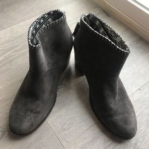 Tom - Gray suede bootie
